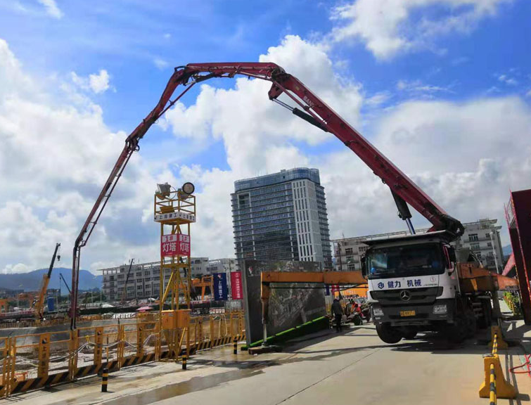 混凝土泵车施工现场