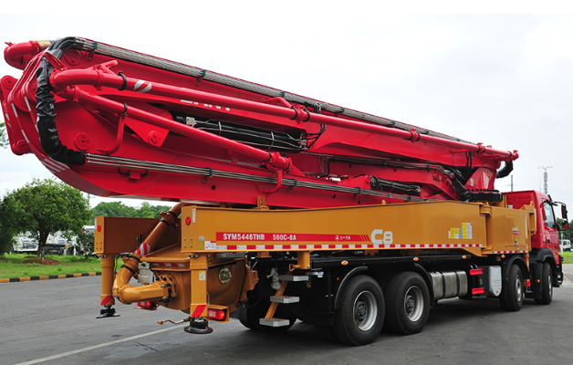 雨季混凝土泵车施工全流程防护方案：从设备防雷到混凝土控水